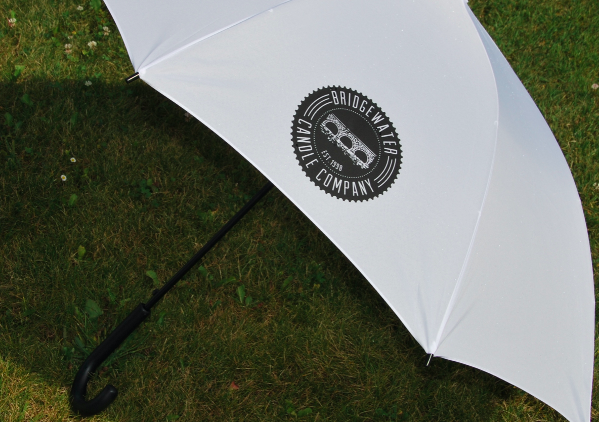 Deštník Bridgewater Candle Company - velký bílý s černým madlem a logem