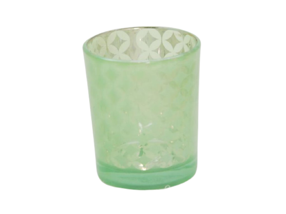 Popis Tento jednoduchý skleněný svícen na votivní svíčku Vám zaručí správné pálení a votivní svíčka se ihned nerozteče, tak jako když ji pálíte v nevhodných kalíšcích a nádobách. Svícen je ze skla v zelené barvě se stříbrnou vnitřní stěnou a je ozdoben s