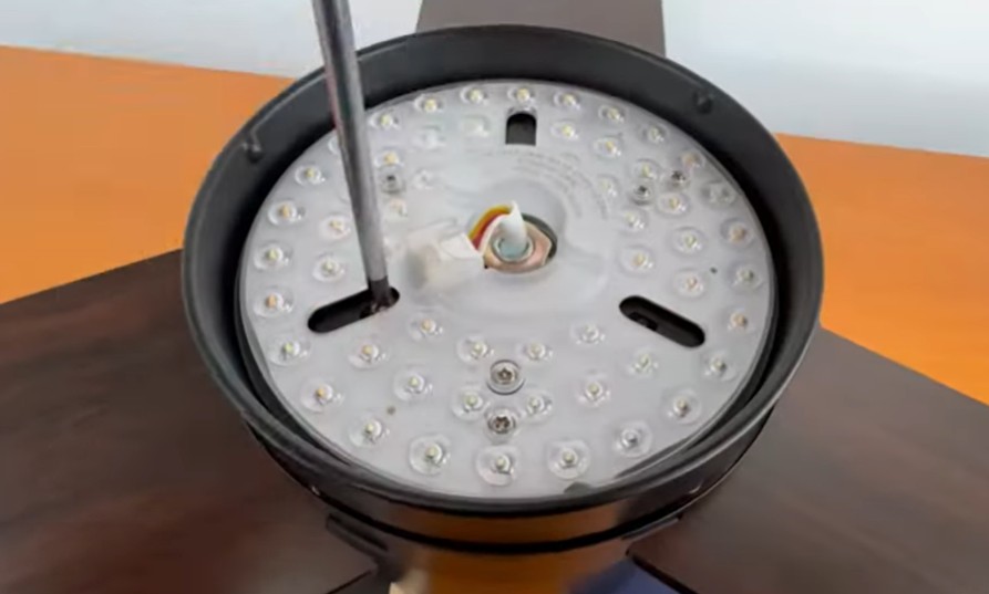 Montáž LED světla do stropního ventilátoru