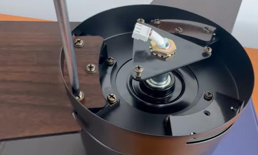 Montáž lopatek stropního ventilátoru k motoru