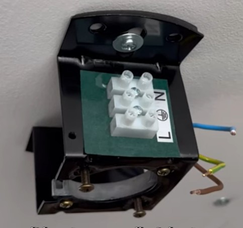 Pevné připevnění montážní desky stropního ventilátoru ke stropu