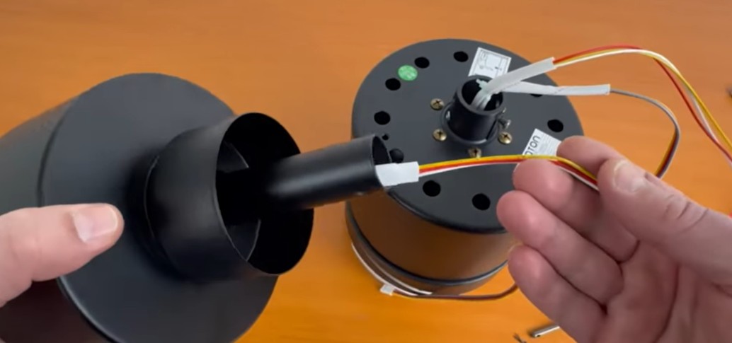 Protažení napájecího kabelu tyčí stropního ventilátoru