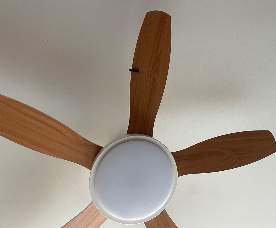 spona umístěná na lopatce ventilátoru při testování vyvážení