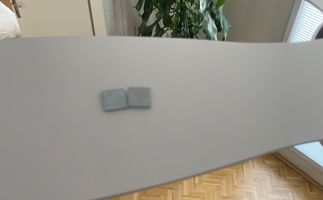 závaží přilepené na lopatce stropního ventilátoru