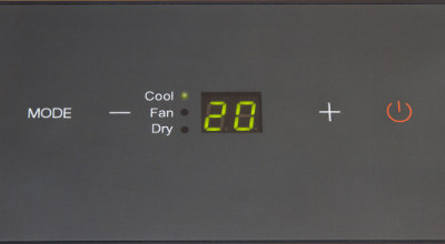 detail na ovládácí panel mobilní klimatizace Trotec PAC 2300 X s těsněním AirLock