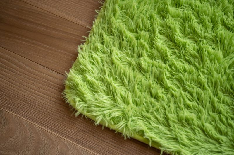 plysovy-koberec-zeleny