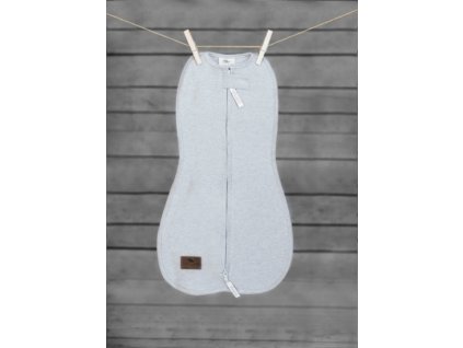 Zavinovačka Sleepee First Step Swaddle s čepičkou zdarma světle šedá