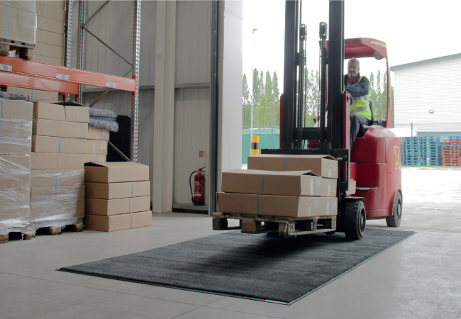 Vchodová rohož určená pre vysokozdvižný vozík -sivá Rozmer: 85x60cm