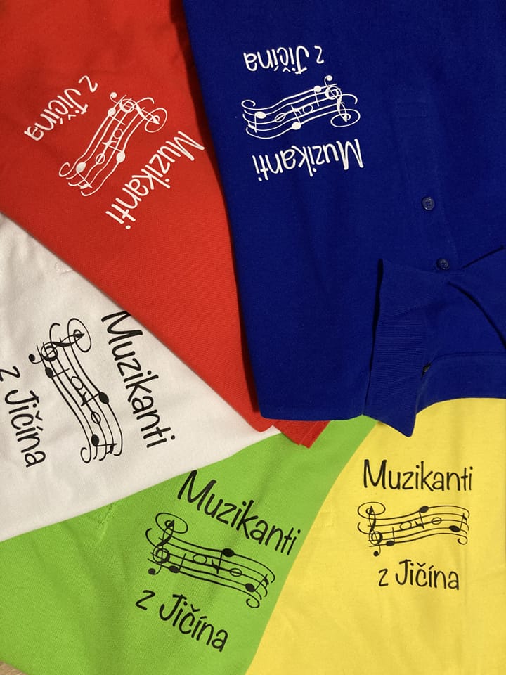 Muzikanti z Jičína hrají v ohozech ode mě!