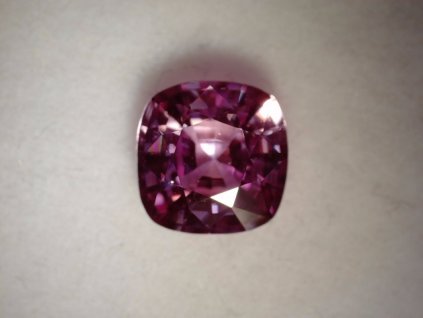 Safír růžový 1.54ct, cushion NATURAL