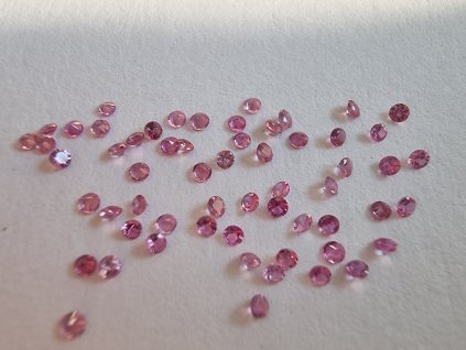 Safír tmavě růžový kulatý 1,5 mm kalibrovaný
