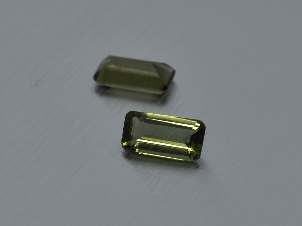Moldavite naturlicher oktagon 5.2x10.1 mm facettiert