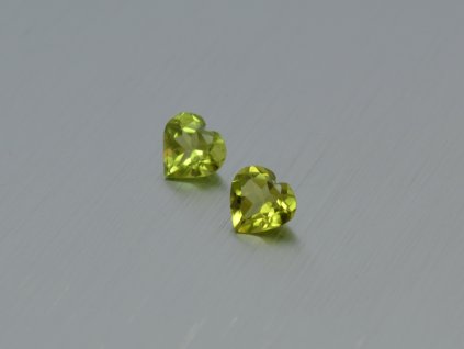 Olivín/peridot přírodní srdce 5.7x5.9 mm fasetovaný Pár