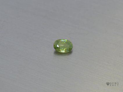 Démantoïde naturel ovale 4.2x6.0 mm facetté