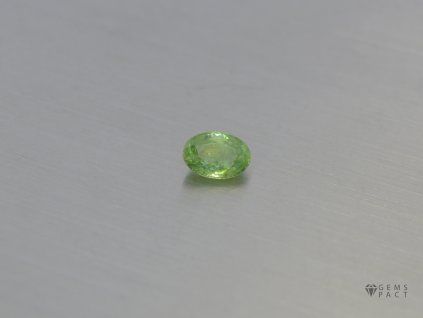 Démantoïde naturel ovale 4.2x5.8 mm facetté