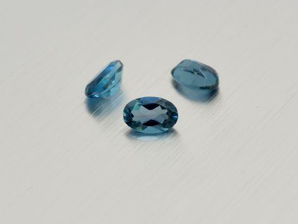 Topaze naturelle ovale 5x7 mm london blue facettée