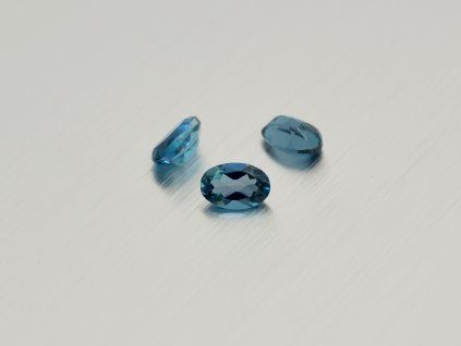 Topaze naturelle ovale 4.0x6.0 mm london blue facettée