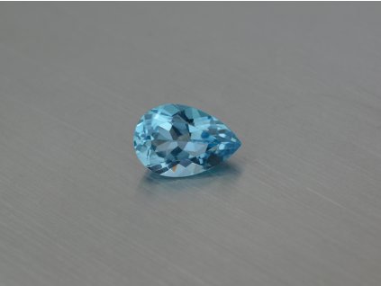 Topas naturlicher Birne 10.0x14.8 mm swiss blau facettiert