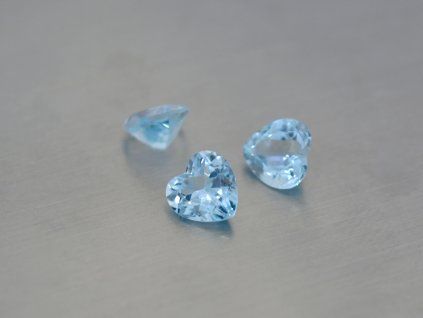 Topaze naturelle cœur 7x7 mm sky blue facettée