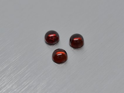 Granát přírodní kulatý 5.0 mm pyrop kabošon