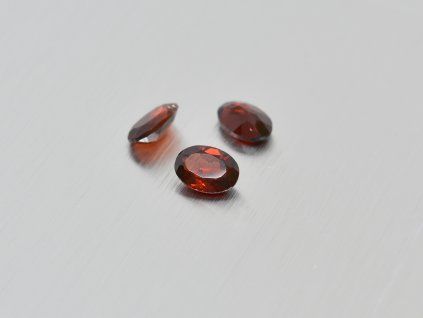 Granate natural ovalado 4.0x6.0 mm piropo facetado