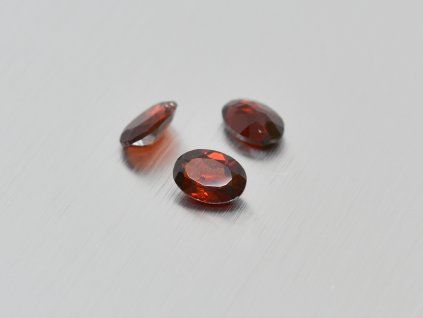 Grenat naturel ovale 5x7 mm Pyrope facetté