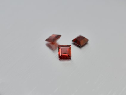 Granát přírodní čtverec 4x4 mm pyrop fasetovaný