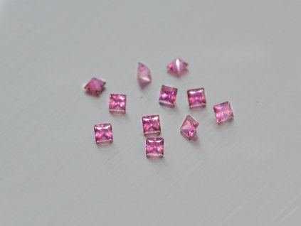 Grenat naturel carré 2.0x2.0 mm Rhodolite facetté