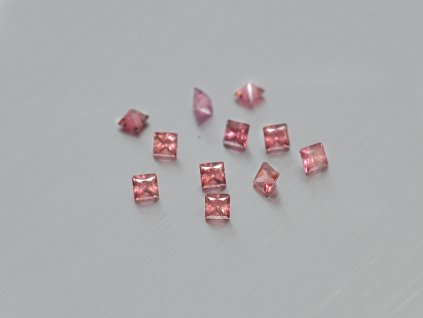 Granát přírodní čtverec 2.0x2.0 mm Malaya fasetovaný