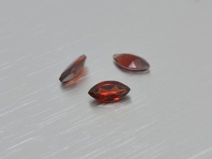 Grenat naturel marquise 4x8 mm Pyrope facetté