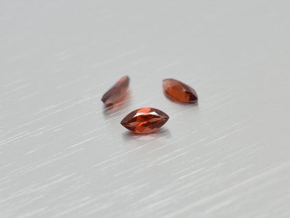 Grenat naturel marquise 3.5x7 mm Pyrope facetté