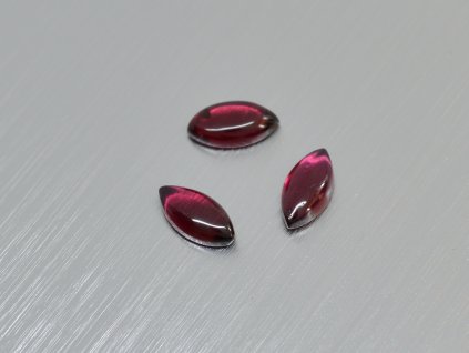 Granát přírodní markýz 4x8 mm rhodolit kabošon