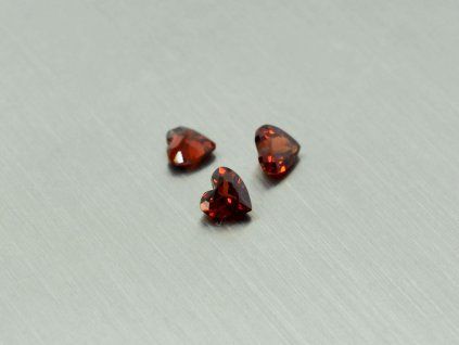 Grenat naturel cœur 4x4 mm Pyrope facetté