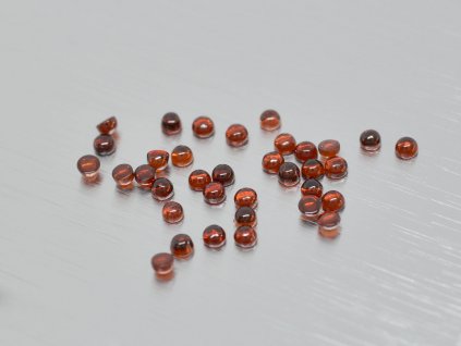 Granát přírodní kulatý 2.0 mm pyrop kabošon