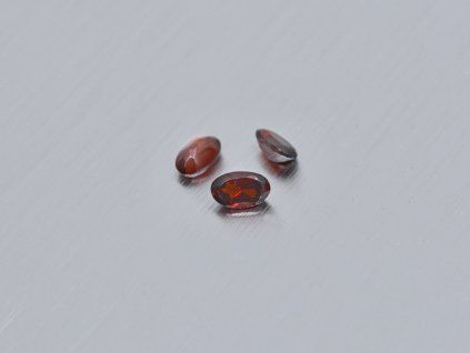 Grenat naturel ovale 3x5 mm Pyrope facetté