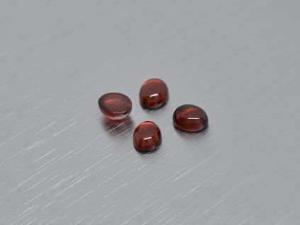 Grenat naturel ovale 4x5 mm Pyrope cabochon