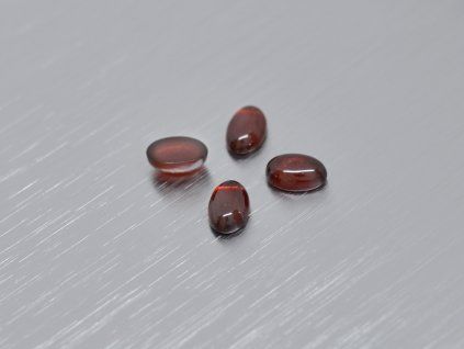 Grenat naturel ovale 4x6 mm Pyrope cabochon