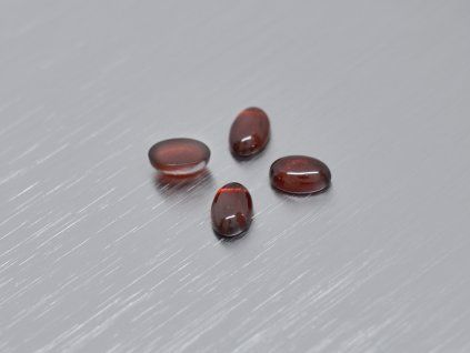 Natürlicher Granat Oval 4x6 mm Pyrop Cabochon