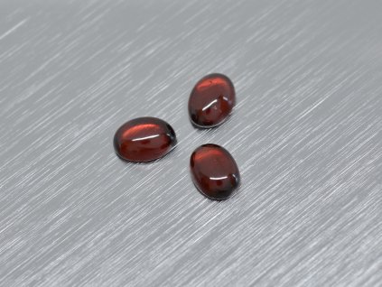 Granát přírodní ovál 5x7 mm pyrop kabošon