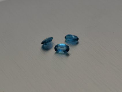 Topaze naturelle ovale 3.0x5.0 mm london blue facettée