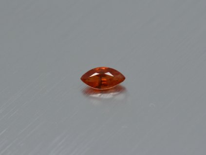 Safír přírodní markýz 3.6x7.3 mm  fasetovaný červený