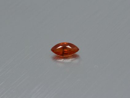 Saphir naturel marquise 3.6x7.3 mm  facetté rouge