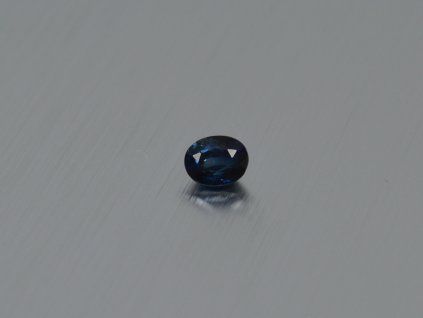 Saphir naturel ovale 3.9x4.9 mm facetté bleu