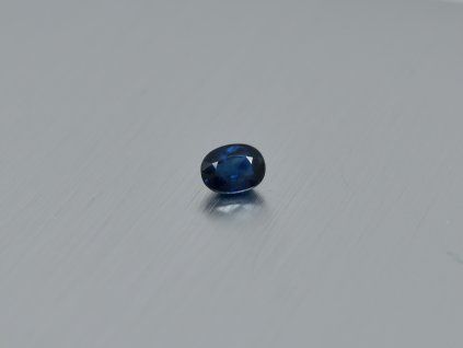 Saphir naturel ovale 3.9x5.2 mm facetté bleu
