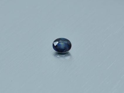 Saphir naturel ovale 4.7x5.9 mm facetté bleu