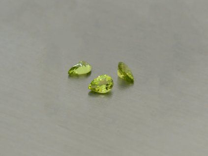 Olivine / Péridot naturel poire 3x4.5 mm facetté
