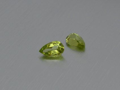 Olivine / Péridot naturel poire 5x8 mm facetté