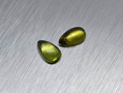 Olivine / Péridot naturel poire 6.1x9.6 mm cabochon