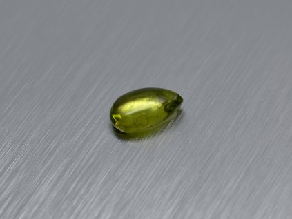 Olivín/peridot přírodní hruška 6.1x9.8 mm kabošon