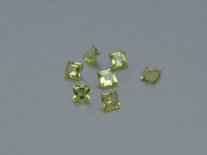 Olivin/Peridot naturlicher quadratisch 3.0x3.0 mm facettiert
